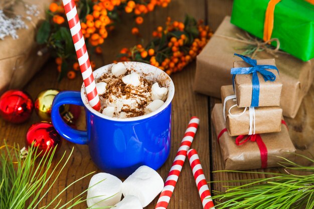 Composição de Natal e café com presentes