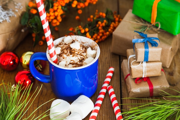 Composição de Natal e café com presentes