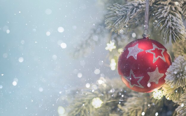 Composição de natal. presentes, galhos de árvore do abeto, decorações em fundo de férias. natal, inverno, conceito de ano novo.