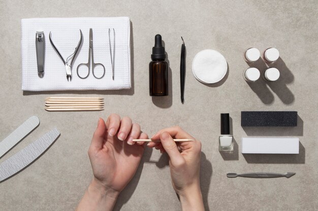 Composição de natureza morta de vista superior de produtos para cuidados com as unhas