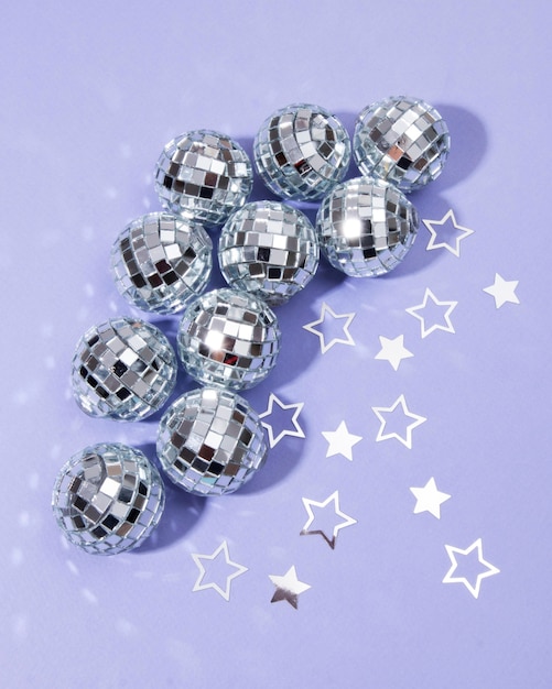 Composição de naturezas-mortas de bolas de discoteca em miniatura