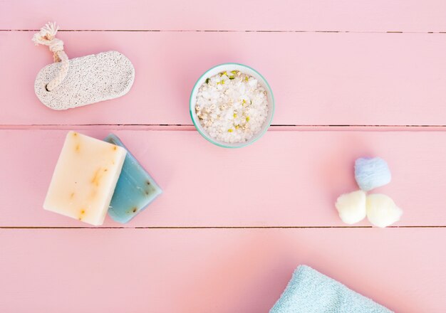Composição de objetos de banheiro ou spa