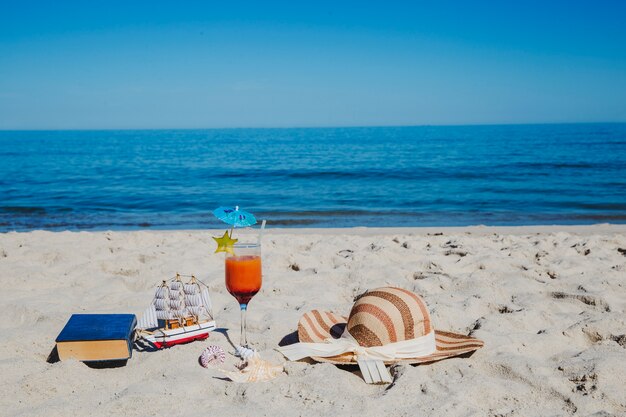 Composição de objetos na praia para relaxar