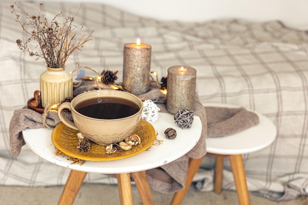Composição de outono aconchegante com uma xícara de chá e detalhes decorativos