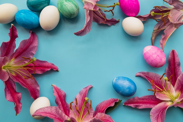 Composição de ovos de Páscoa brilhantes e flores frescas