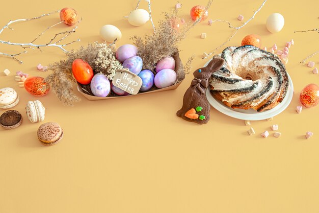 Composição de Páscoa com ovos e cupcake no colorido.