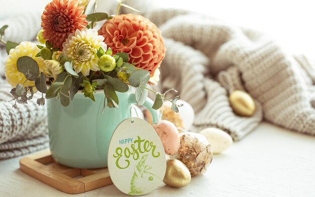 Composição de páscoa com um buquê de flores e ovos em um fundo desfocado