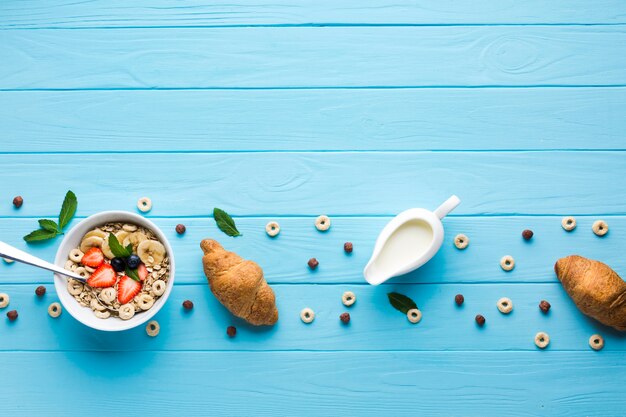 Composição de pequeno-almoço plana com copyspace