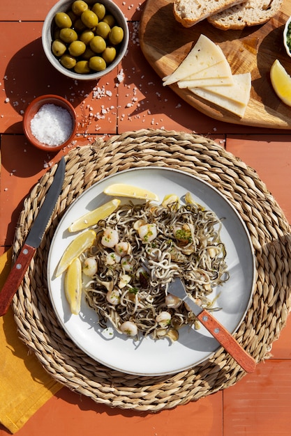 Foto grátis composição de prato de gulas tradicional