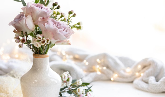 Composição de primavera com um buquê de flores em um vaso fechado