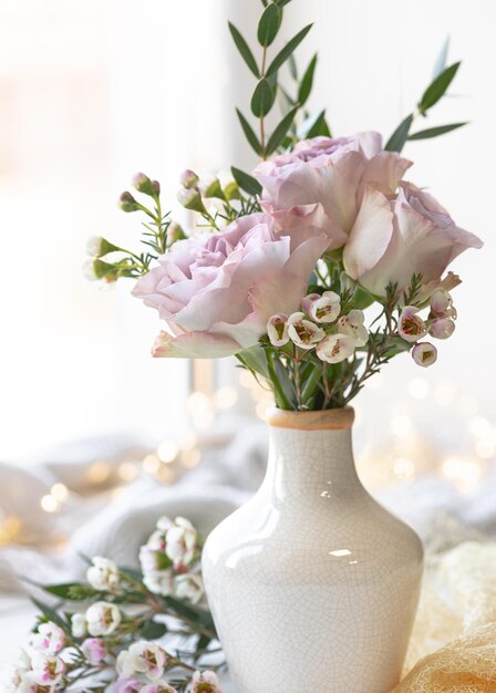 Composição de primavera com um buquê de flores em um vaso fechado