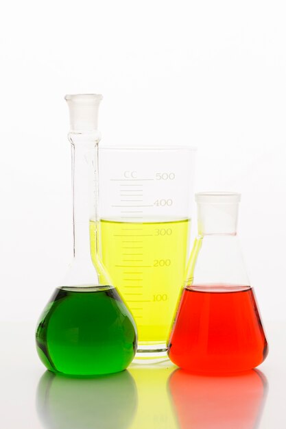 Composição de produtos químicos de vista frontal no laboratório