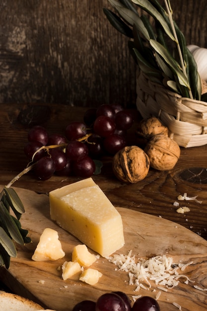 Foto grátis composição de queijo delicioso de alto ângulo na mesa