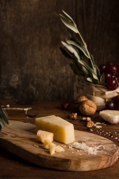 Composição de queijo delicioso de alto ângulo