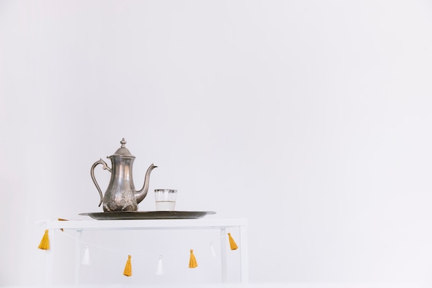 Composição de ramadã com bule de chá