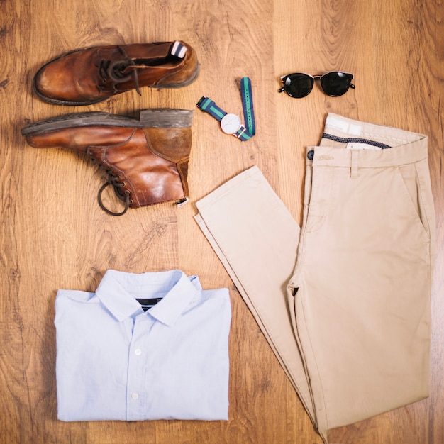 Composição de roupas masculinas e botas