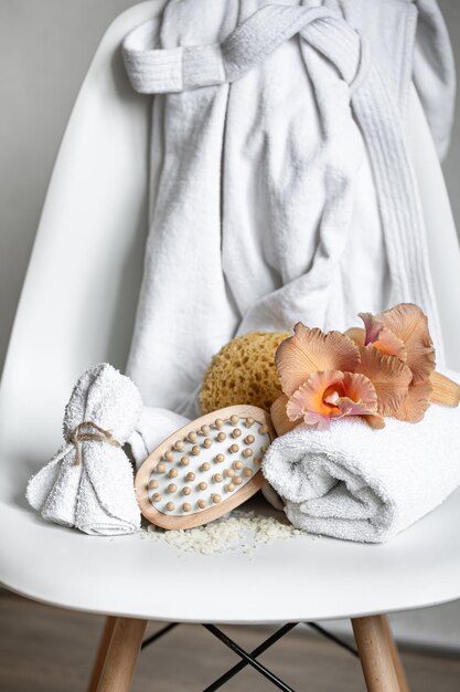Composição de spa com acessórios de banho e flores de orquídeas tailandesas