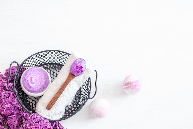 Foto grátis composição de spa com produto cosmético lilás, bombas de banho e flores lilás. cuidados com a pele e cuidados com o corpo