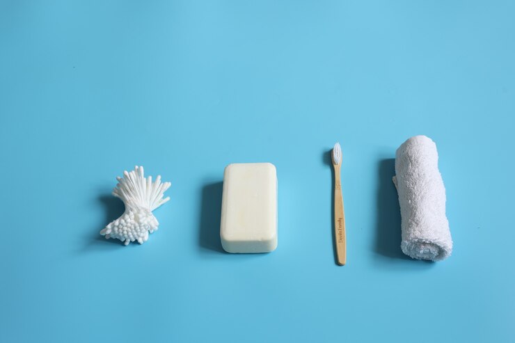 Foto grátis composição de spa com produtos de higiene pessoal em um espaço de cópia de fundo azul