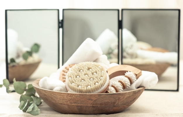 Composição de spa com produtos para o cuidado do corpo em um fundo desfocado com um espelho
