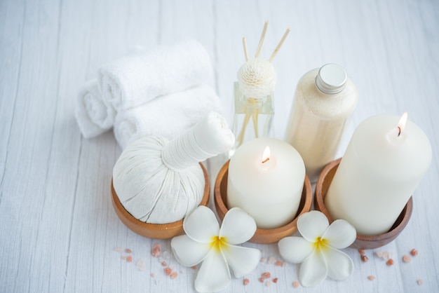 Composição de spa relaxante natural na mesa de massagem no centro de bem-estar