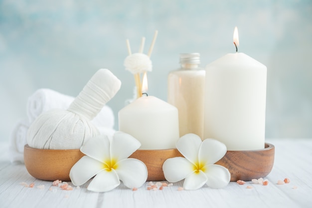 Composição de spa relaxante natural na mesa de massagem no centro de bem-estar