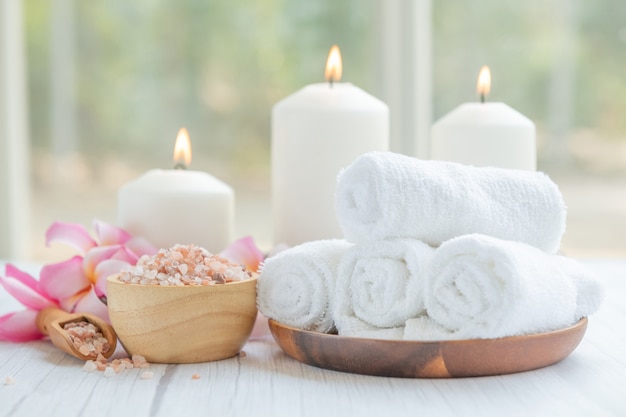 Composição de spa relaxante natural na mesa de massagem no centro de bem-estar