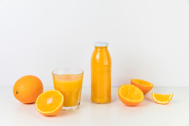 Foto grátis composição de suco de laranja fresco