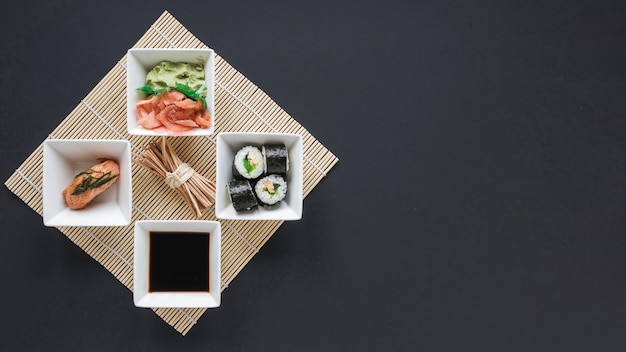 Foto grátis composição de sushi plana leigos com copyspace