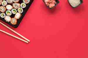 Foto grátis composição de sushi plana leigos com copyspace