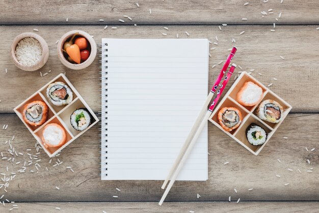 Composição de sushi plana leigos com modelo de bloco de notas