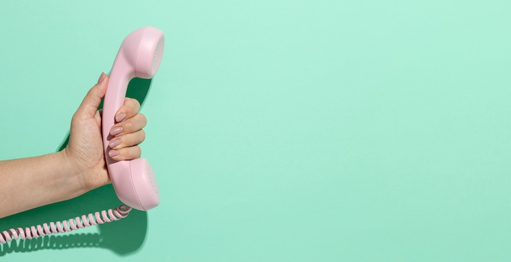 Foto grátis composição de telefone rosa vintage