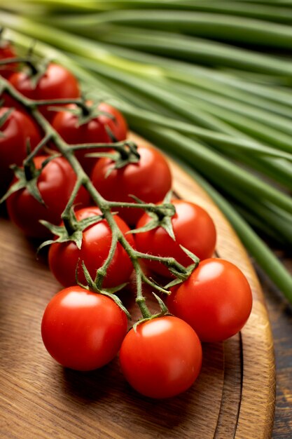 Composição de tomates frescos de ângulo elevado