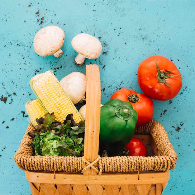 Foto grátis composição de vegetais com cesta