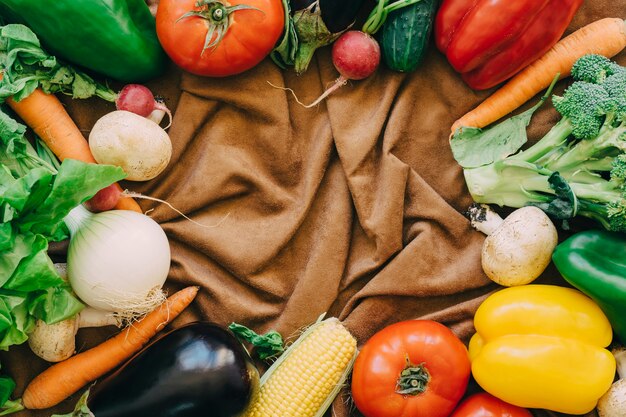 Composição de vegetais com espaço no meio