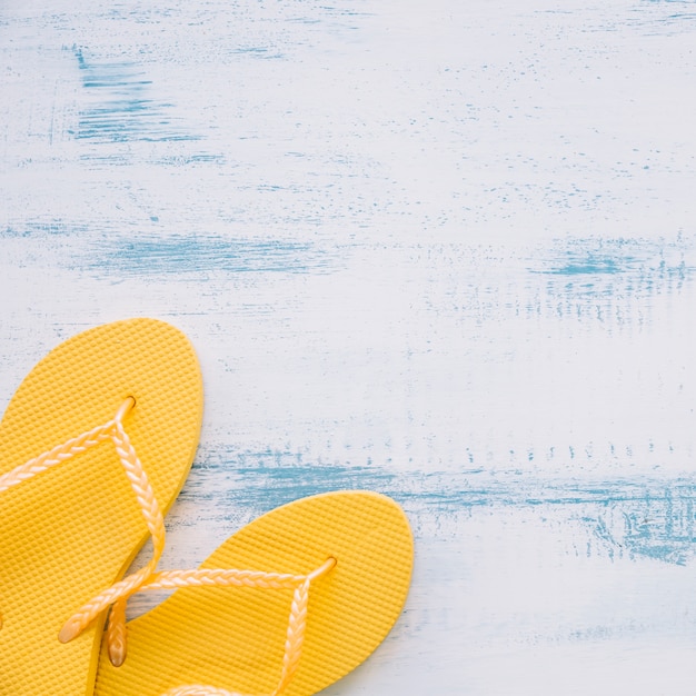Composição de verão com chinelos amarelos