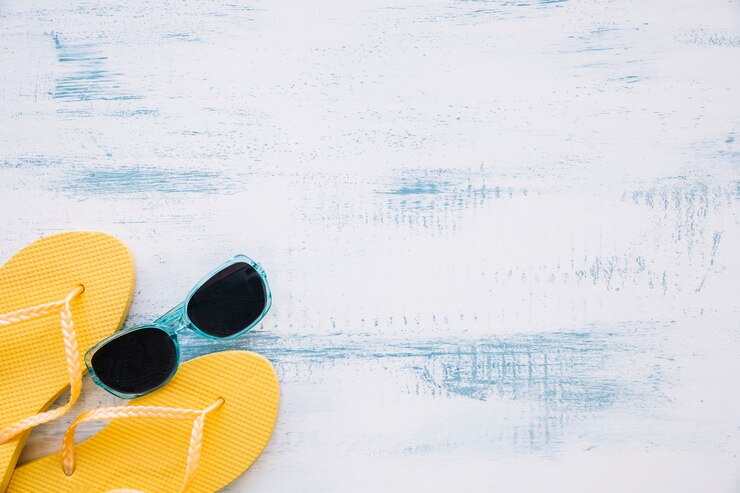 Foto grátis composição de verão com flip-flops e óculos de sol