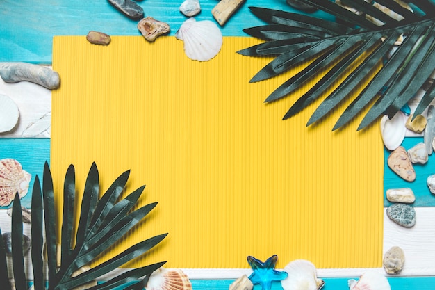 Composição de verão com folhas de palmeira, conchas e espaço em branco