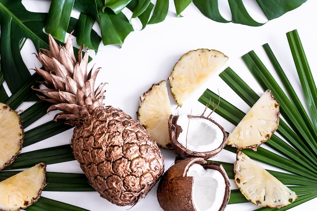 composição de verão com folhas tropicais e frutas em branco