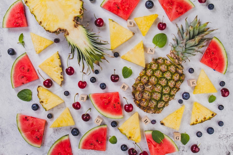 Foto grátis composição de verão com frutas saborosas