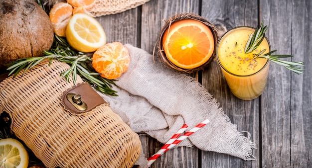 Foto grátis composição de verão com suco de laranja fresco