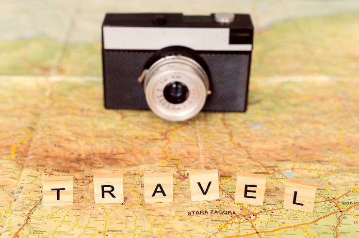 Foto grátis composição de viagem de outono de alto ângulo com letras de madeira