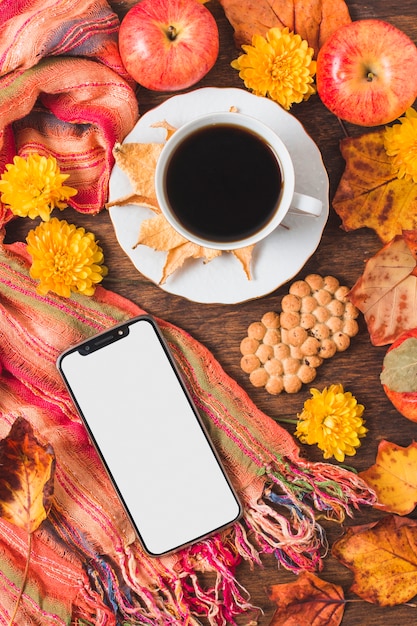 Foto grátis composição de vista superior com xícara de café e smartphone