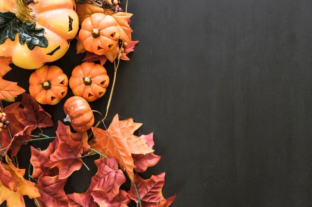 Composição decorativa para halloween com folhas