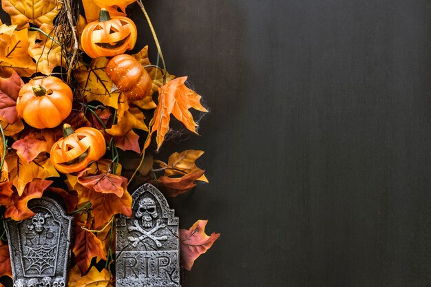 Composição decorativa para halloween com lápides e folhas