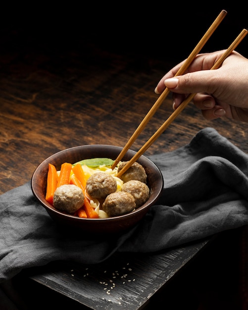 Composição do bakso tradicional da Indonésia