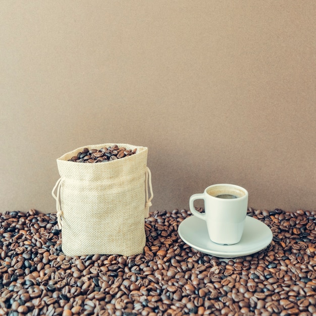 Composição do café com saco e copo