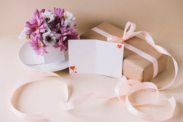 Composição do dia das mães com presente caixa e flores