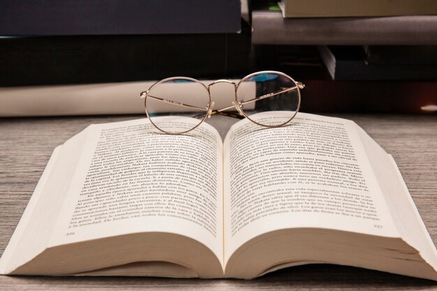 Foto grátis composição do livro com óculos de leitura no livro