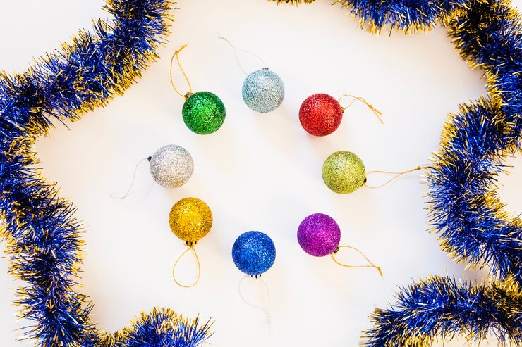 Foto grátis composição do natal com bolinhas de natal decorativas